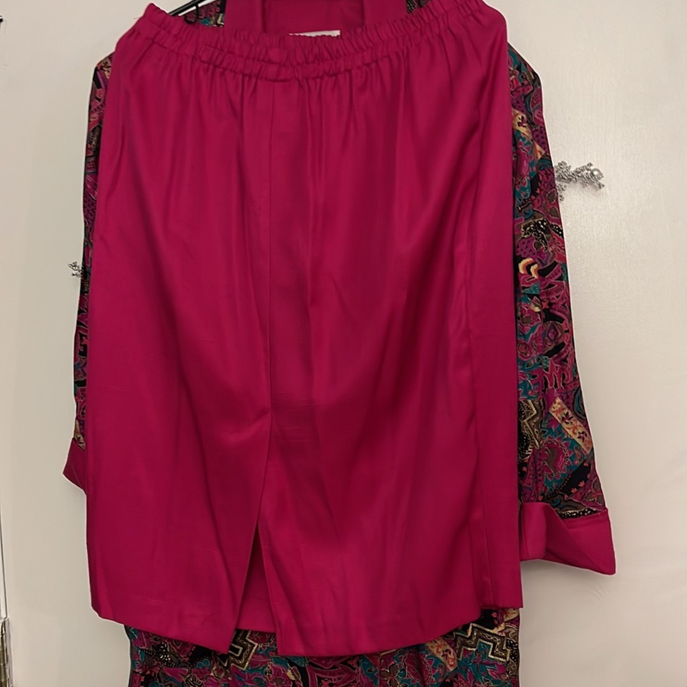 Skirt suit - Picture 10 of 10